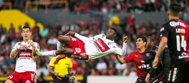 Avilés Hurtado en el momento de marcar el golazo Avilés Hurtado en el momento de marcar el golazo