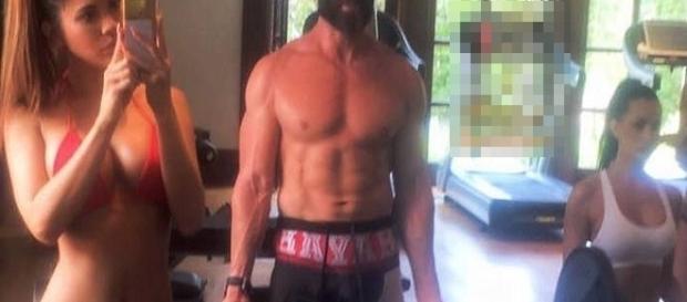 Esse gringo foi trollado por um brasileiro que mandou ele comprar novas pernas Esse gringo foi trollado por um brasileiro que mandou ele comprar novas pernas