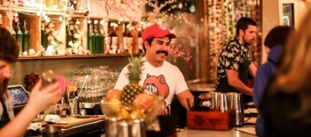 Garçom semelhante ao personagem Mario atende os clientes no Cherry Blossom Pub. Reprodução/Twitter/Farrah Skeiky. Garçom semelhante ao personagem Mario atende os clientes no Cherry Blossom Pub. Reprodução/Twitter/Farrah Skeiky.