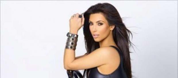 Kim Kardashian vestida en cuero negro Kim Kardashian vestida en cuero negro