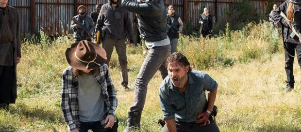 Negan prestes a matar Carl no último episódio da sétima temporada Negan prestes a matar Carl no último episódio da sétima temporada