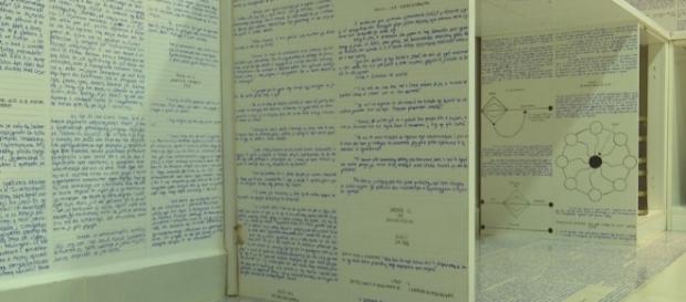 Partes dos livros foram copiadas nas paredes do quarto do rapaz. Foto: Reprodução/Rede Amazônica Acre Partes dos livros foram copiadas nas paredes do quarto do rapaz. Foto: Reprodução/Rede Amazônica Acre