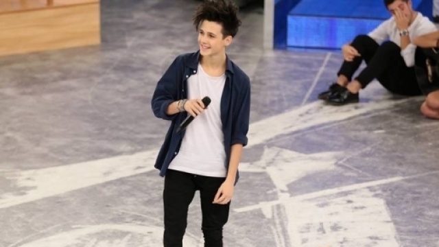 Chi &egrave; Thomas Bocchimpani? Giovanissimo Cantante ad Amici 16 (video) - newsly.it