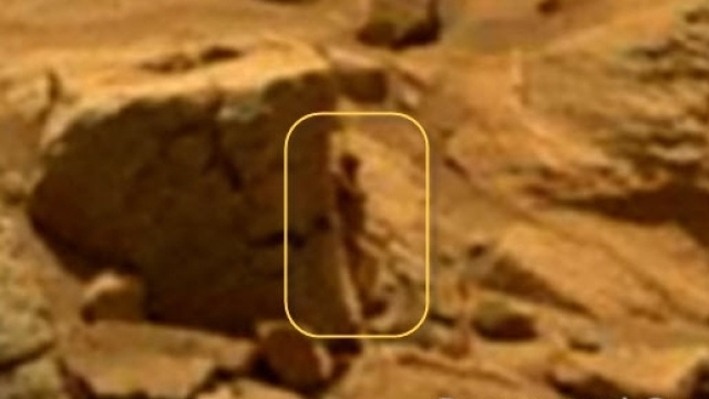 Ecco l'immagine del presunto alieno su Marte