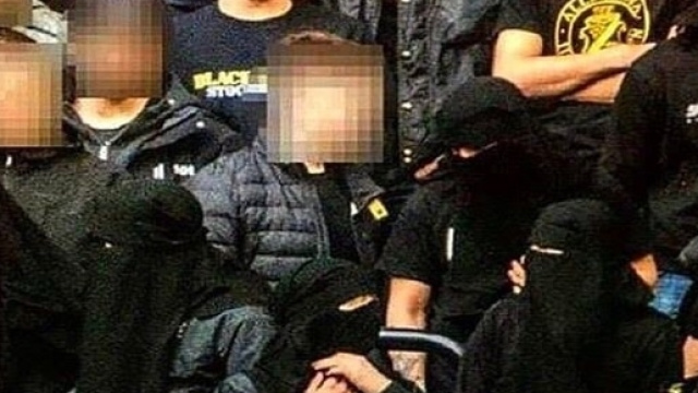 I tifosi dell'AIK allo stadio con il niqab