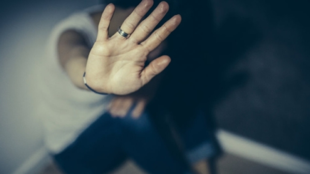 Violentano una ragazza e trasmettono il video su Facebook - huffingtonpost.it