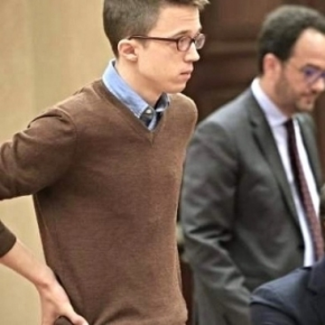 Ínigo Errejón mirando a Pedro Sánchez