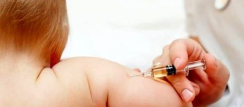 Infermiera simula vaccinazioni: settemila bimbi dovranno essere immunizzati nuovamente