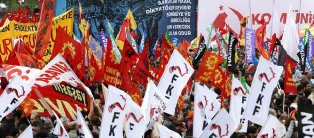 20 minutes - Manifestations dispersées au gaz lacrymogène - Monde - 20min.ch 20 minutes - Manifestations dispersées au gaz lacrymogène - Monde - 20min.ch