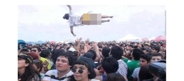Garota sendo jogada para o alto durante uma festa Garota sendo jogada para o alto durante uma festa