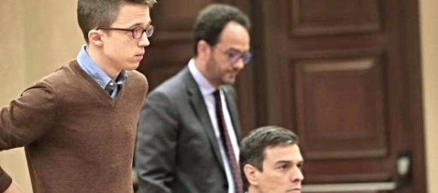 Ínigo Errejón mirando a Pedro Sánchez Ínigo Errejón mirando a Pedro Sánchez
