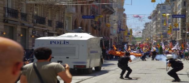 Le 1er juin 2013, la police fait usage de gaz lacrymogènes contre des manifestants à Istanbul Le 1er juin 2013, la police fait usage de gaz lacrymogènes contre des manifestants à Istanbul