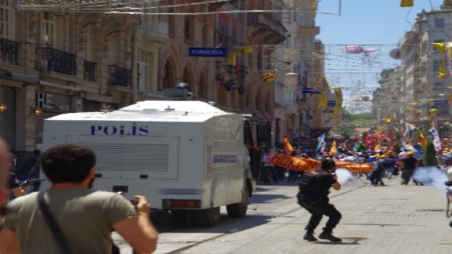 Le 1er juin 2013, la police fait usage de gaz lacrymog&egrave;nes contre des manifestants &agrave; Istanbul