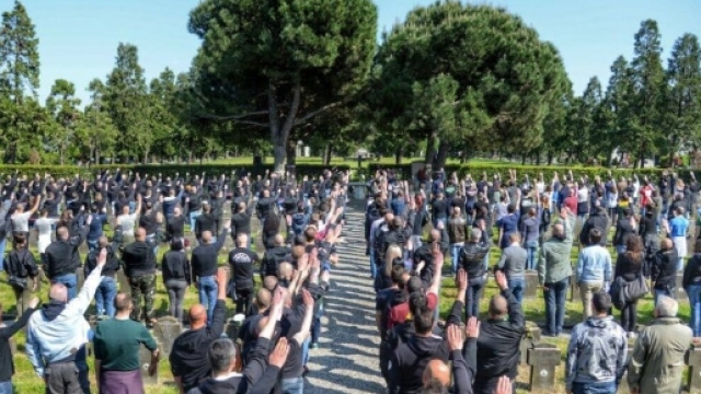 Manifestazione non autorizzata con tanto di saluto romano per commemorare caduti di Sal&ograve;. Foto: Facebook.
