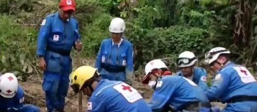 Grupo de rescate trabaja en búsqueda de cuerpos atrapados