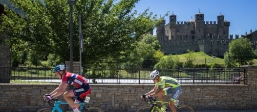 Il famoso castello di Fénis durante una tappa del Giro della Valle d'Aosta 2016