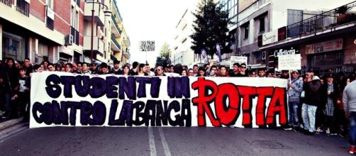 Una manifestazione degli studenti casertani nei mesi scorsi. Fonte: Studenti in rotta contro la bancarotta