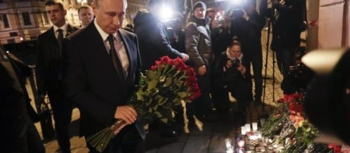 Vladimir Putin posa un mazzo di fiori sul luogo dell'attentato