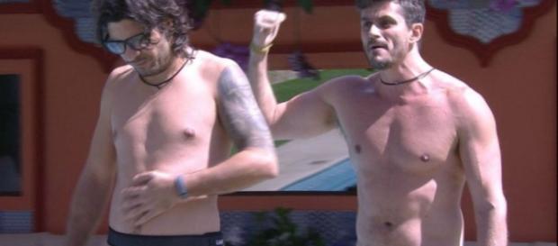 "BBB17": Marcos (à direita) revela que polícia procurou Ilmar por atrasar a pensão do filho "BBB17": Marcos (à direita) revela que polícia procurou Ilmar por atrasar a pensão do filho