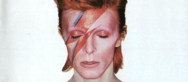 David Bowie na capa de Aladdin Sane em 1973 David Bowie na capa de Aladdin Sane em 1973