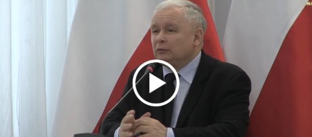 Jarosław Kaczyński miażdży postkomunistyczną konstytucję z 1997 roku. Jarosław Kaczyński miażdży postkomunistyczną konstytucję z 1997 roku.