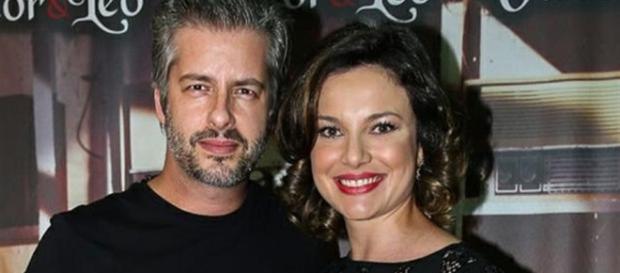 O cantor com sua esposa em um evento O cantor com sua esposa em um evento