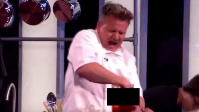 Gordon Ramsay se fait broyer la main dans un mixer pendant un talk show !