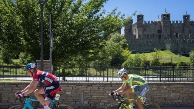 Il famoso castello di F&eacute;nis durante una tappa del Giro della Valle d'Aosta 2016