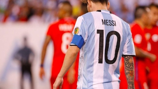 Messi tête baissée, argentine.