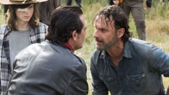 The Walking Dead : la guerre est lancée mais il va falloir attendre 6 long mois pour découvrir la suite