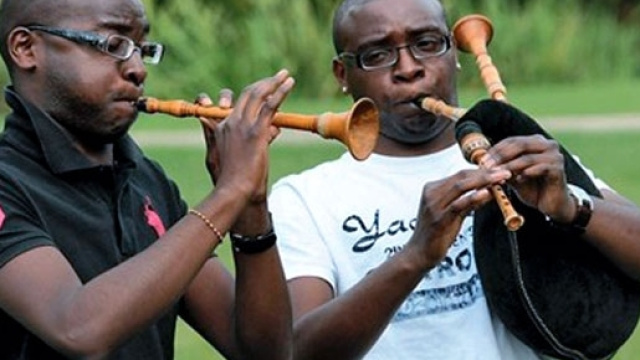 Yannick Martin et son frère sont devenus deux des plus célèbres sonneurs bretons, ce qui hérisse le site Breiz Atao