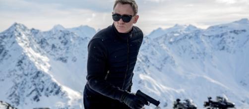 Review: In 'Spectre,' Daniel Craig Is Back as James Bond, No ... - nytimes.com