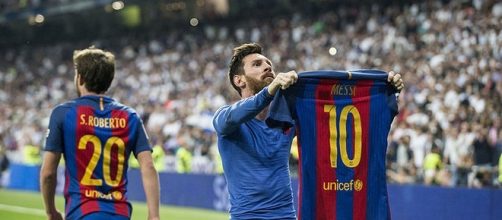 Leo Messi enseñando a la afición merengue su camiseta, después de marcar el gol de la victoria contra el Real Madrid en el Bernabeú