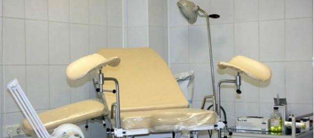 A mulher viu sangue nas mãos do médico durante o exame A mulher viu sangue nas mãos do médico durante o exame
