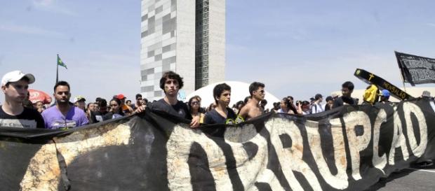 . A mídia sempre forneceu a sociedade informações importantes, mas exerce sua conduta de manipuladora . A mídia sempre forneceu a sociedade informações importantes, mas exerce sua conduta de manipuladora