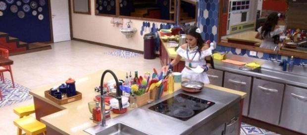 Com ciúmes, Emilly xinga o médico na cozinha Com ciúmes, Emilly xinga o médico na cozinha