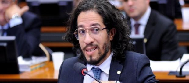 Jean Wyllys não perderá o mandato por cuspir em Jair Bolsonaro (Foto: Reprodução) Jean Wyllys não perderá o mandato por cuspir em Jair Bolsonaro (Foto: Reprodução)