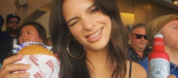 La sexy Emily Ratajkowski savoure une bière et un burger ! La sexy Emily Ratajkowski savoure une bière et un burger !