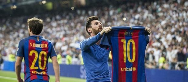 Leo Messi enseñando a la afición merengue su camiseta, después de marcar el gol de la victoria contra el Real Madrid en el Bernabeú Leo Messi enseñando a la afición merengue su camiseta, después de marcar el gol de la victoria contra el Real Madrid en el Bernabeú