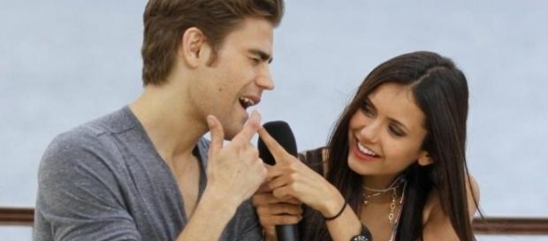 Nina Dobrev e Paul Wesley podem estar namorando, segundo sites americanos Nina Dobrev e Paul Wesley podem estar namorando, segundo sites americanos