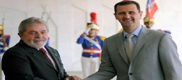 O ex-presidente Lula aperta a mão de Bashar al Assad, em visita de Estado do presidente da Síria ao Brasil, em 2010 O ex-presidente Lula aperta a mão de Bashar al Assad, em visita de Estado do presidente da Síria ao Brasil, em 2010