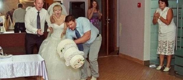 Parece que esse casamento não começou com o pé direito Parece que esse casamento não começou com o pé direito