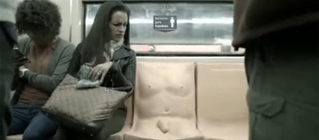 Pênis em assento do metrô causa estranheza e indignação. Pênis em assento do metrô causa estranheza e indignação.