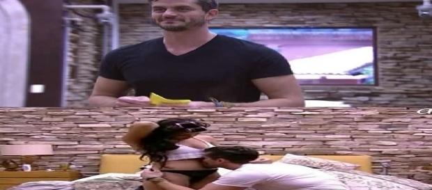 Presente sexual deixou Marcos feliz ao encontrar envelope na sua mala Presente sexual deixou Marcos feliz ao encontrar envelope na sua mala