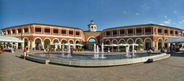 Visione panoramica della struttura dell'outlet di Serravalle. Visione panoramica della struttura dell'outlet di Serravalle.