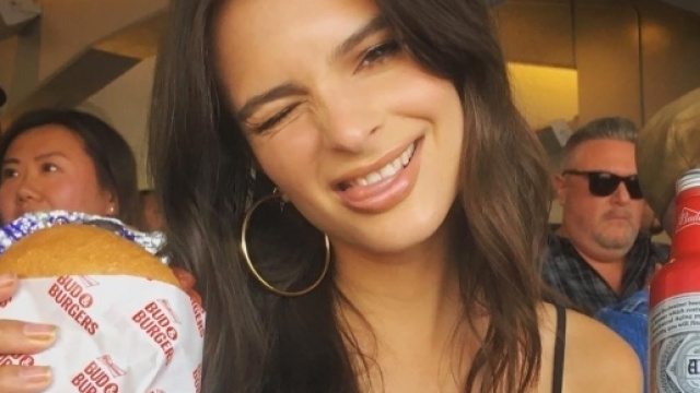 La sexy Emily Ratajkowski savoure une bière et un burger !