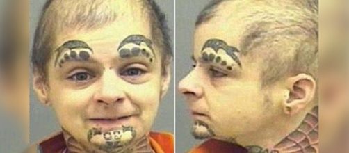 Foto de criança perigosa com tatuagens