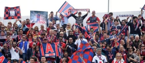 I tifosi rossoblu del Crotone, squadra di Serie A Tim.