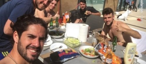 Isco Alarcón, comiendo con amigos una bolsa de patatas del F.C. Barcelona