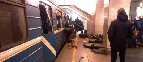 Le immagini strazianti riportano gli istanti immediatamente successivi alla strage presso la metro di San Pietroburgo.